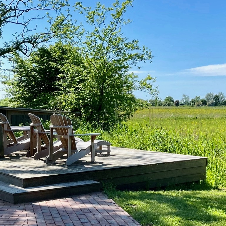 Holzdeck mit blick in die Marsch