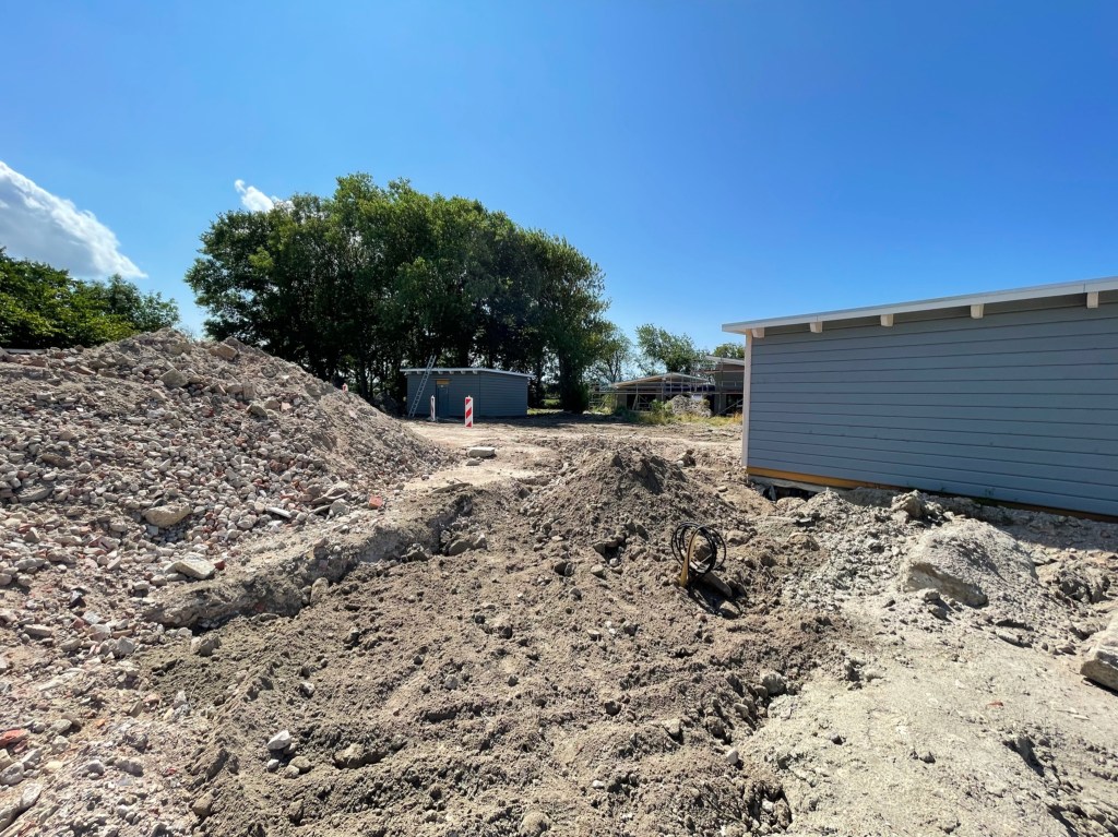 "Totes" Erdreich eines Bauvorhabens vor Anlage der Gartenanlage